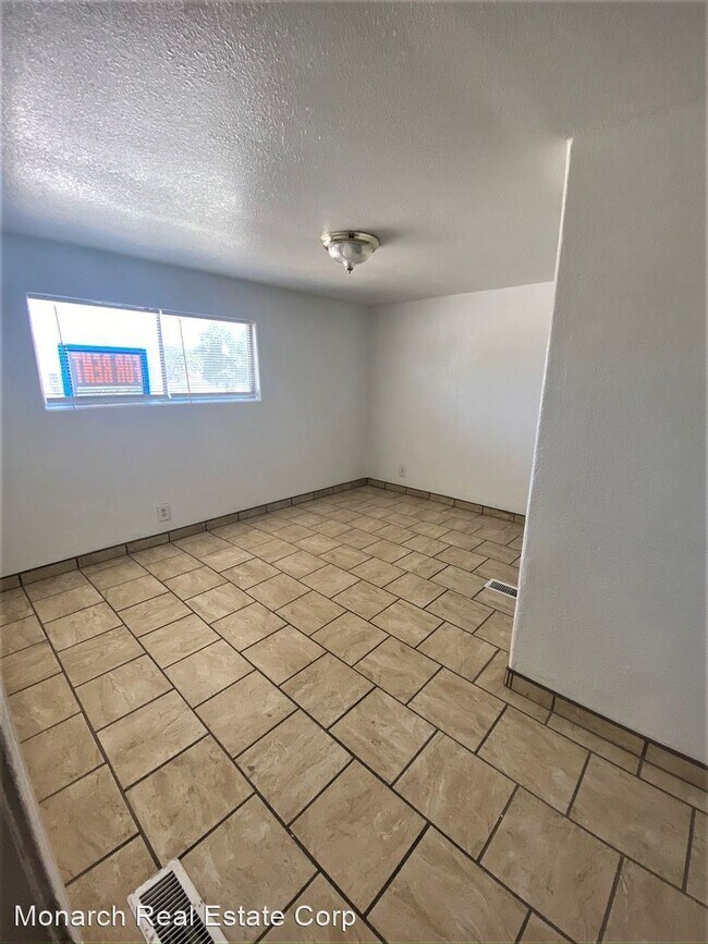 Building Photo - 825 Parkview Dr