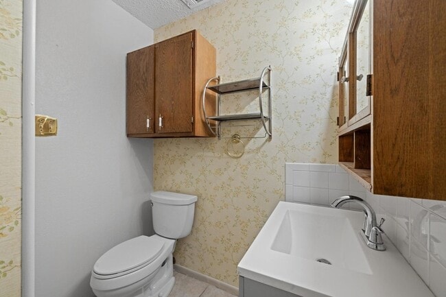 Building Photo - 701 1/2 S Walnut Street Unit