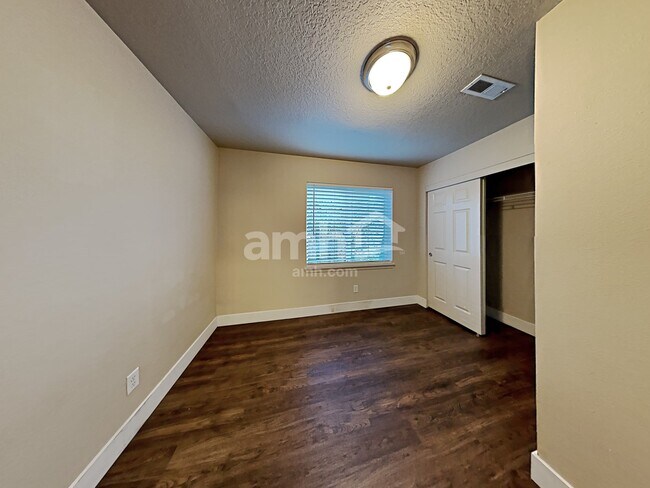 Building Photo - 809 NE 115th Cir