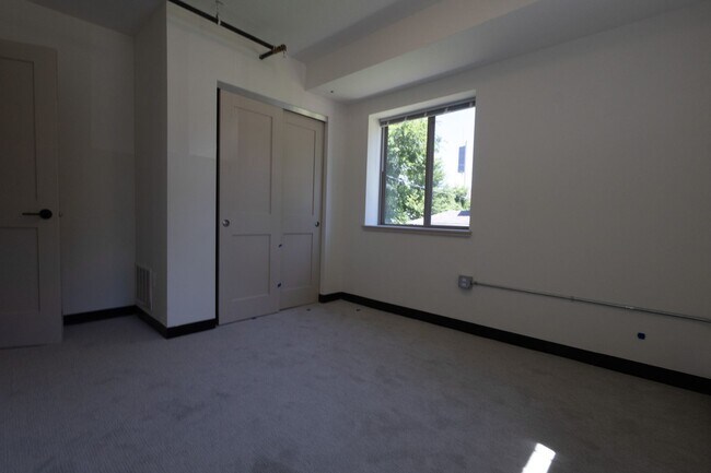 Building Photo - $1,450 / 2br - 560ft2 - RENOVATED 2BD, 1BA...