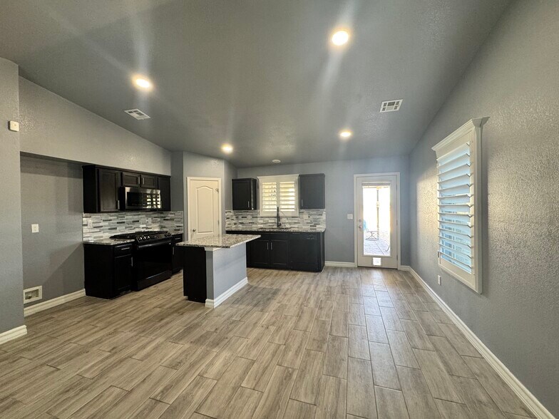 Building Photo - 14233 Escalera Dr