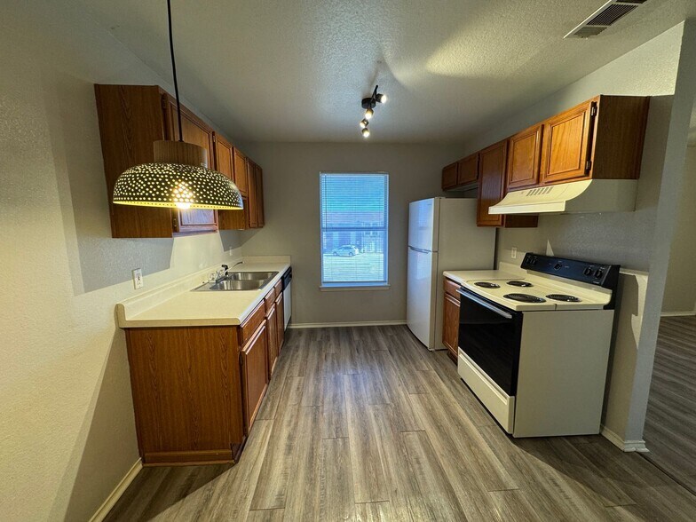 Building Photo - 1605 Benttree Dr