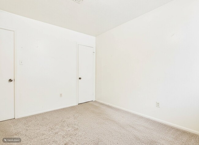 Building Photo - 1515 Pine Ridge Dr