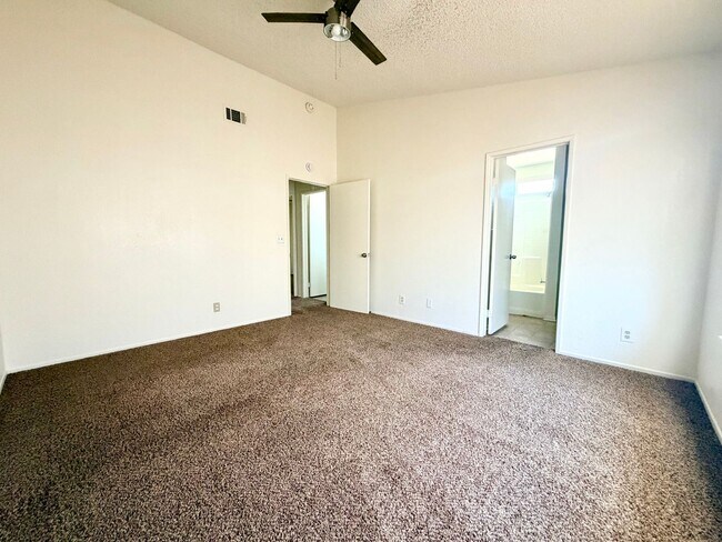Building Photo - 8449 Viburnum Ave