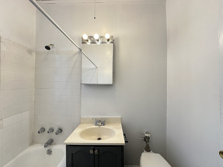 Building Photo - 634 W Barry Ave