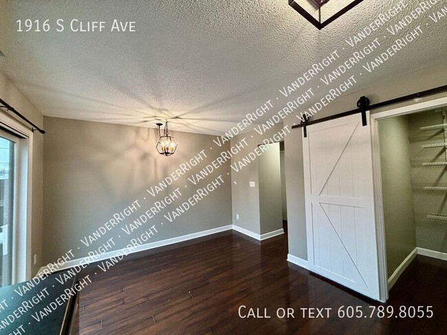 Building Photo - Updated 2 Bedroom 1.5 Bathroom Home with 2...