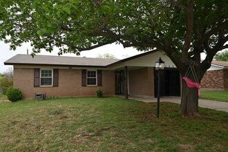 Building Photo - Spacious 4 Bedroom Brick Home Near Sheppard AFB with Fenced Backyard