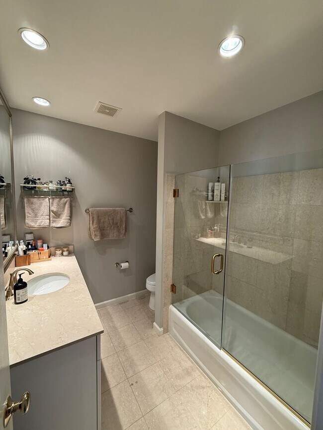 Building Photo - Charming 2BR | 2BA Condo in Logan Circle