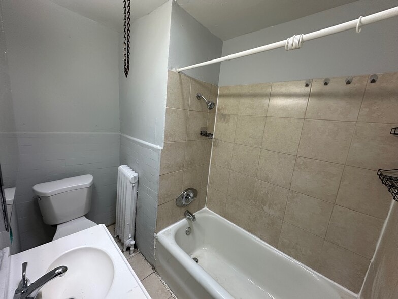 Building Photo - 2037 Bellevue St