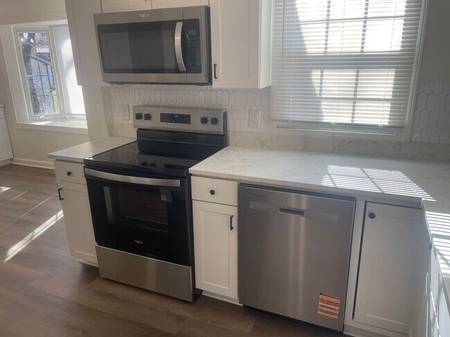 Building Photo - Renovated 2 Bedroom Home for Rent in Kingsport TN | Modern Kitchen