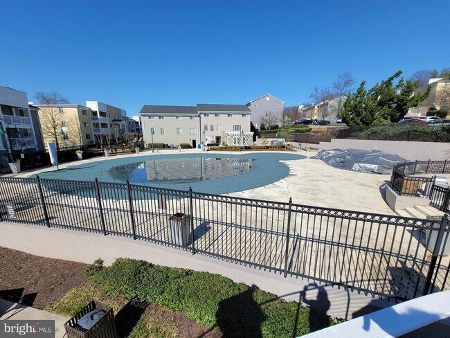 Building Photo - 4151 S Four Mile Run Dr