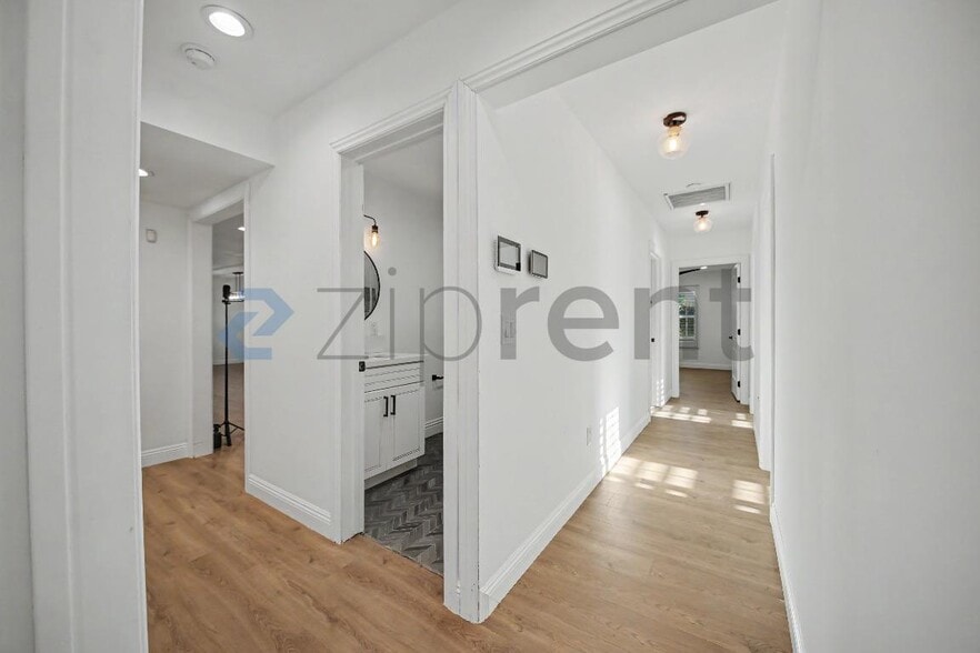 Building Photo - Unit