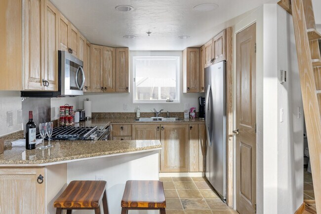 Building Photo - 370 Mahoney Dr