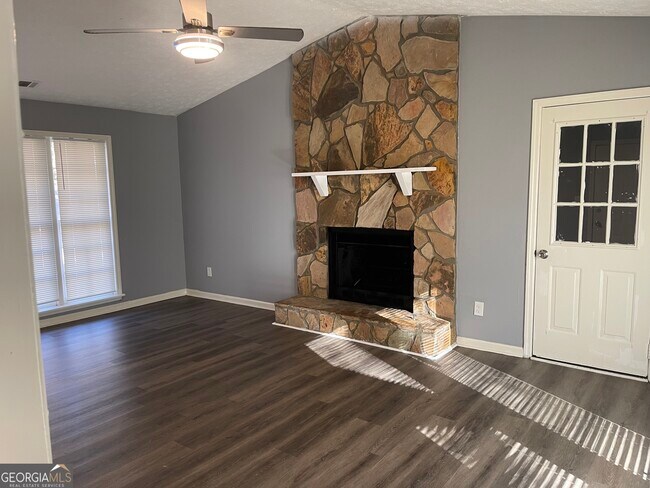 Building Photo - 1233 Woodland Ct SE