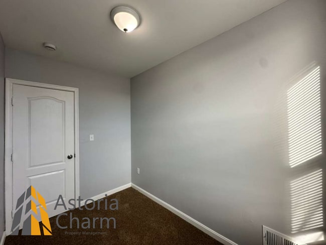 Building Photo - 4 Bedroom Home with Fenced Yard and Eat In Kitchen on Linnard Street