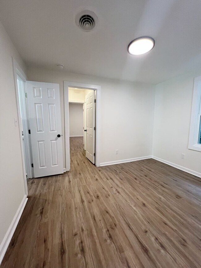 Building Photo - SEE IT NOW: Charming Renovated Bungalow in...
