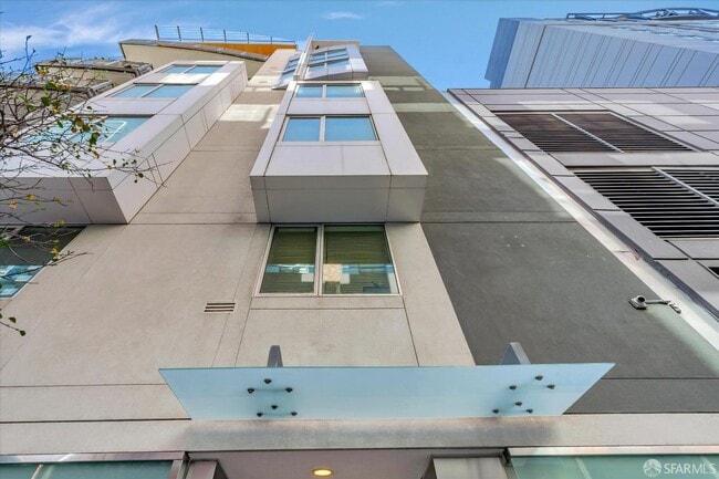 Building Photo - 69 Clementina St