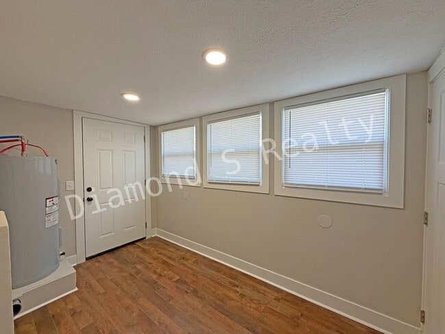 Building Photo - **Stunning Renovated 1-Bed Home Now Available**