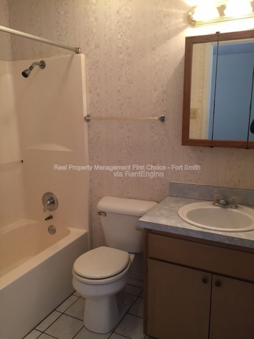 Building Photo - 3505 Ridgeway Dr