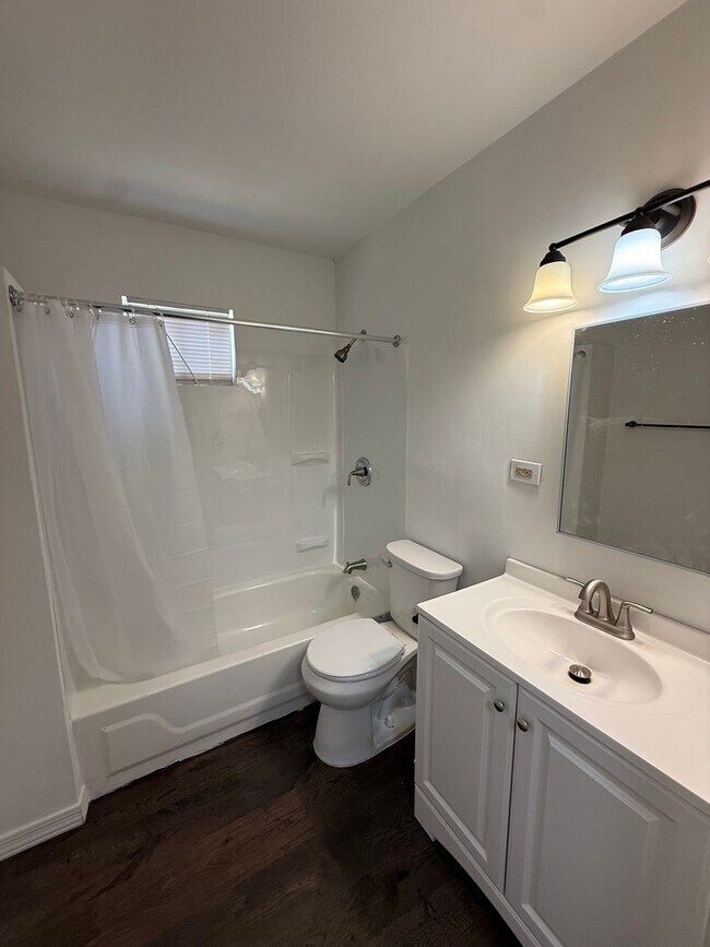 Building Photo - 3 Bedroom 1 Bathroom