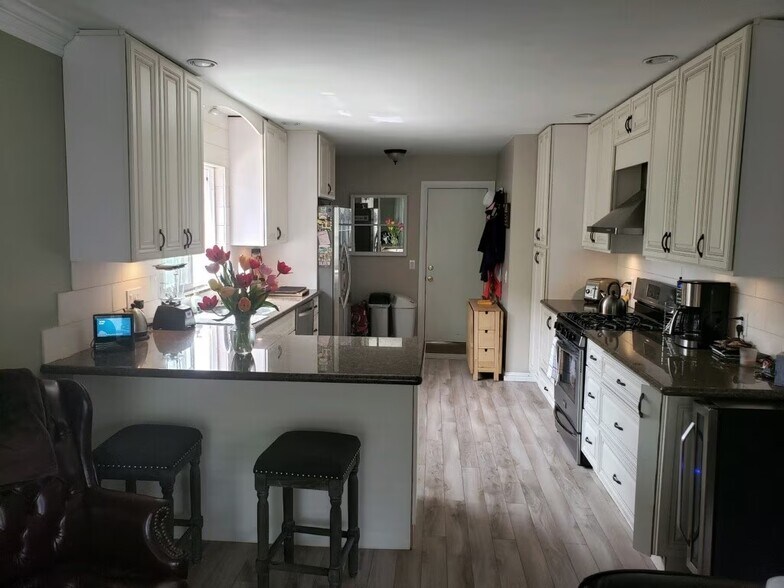 Building Photo - 2011 Rockefeller Ln