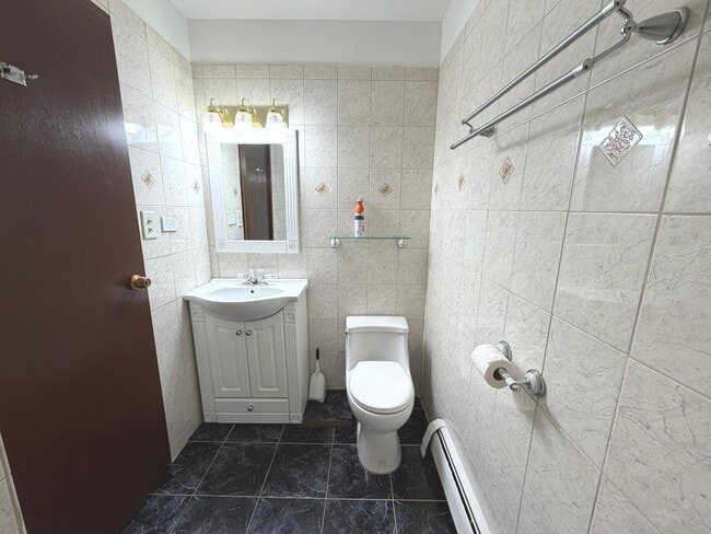 Building Photo - 256 Shorewood Dr