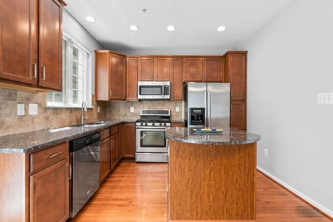 Building Photo - 3 Bedroom 3.5 Bathroom - Wheaton Townhouse...