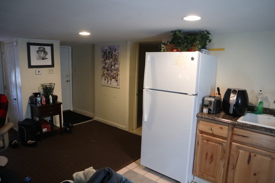 Building Photo - 611 Park St