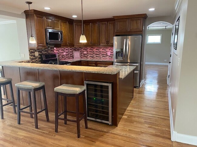 Building Photo - 1221 N Chicago Ave