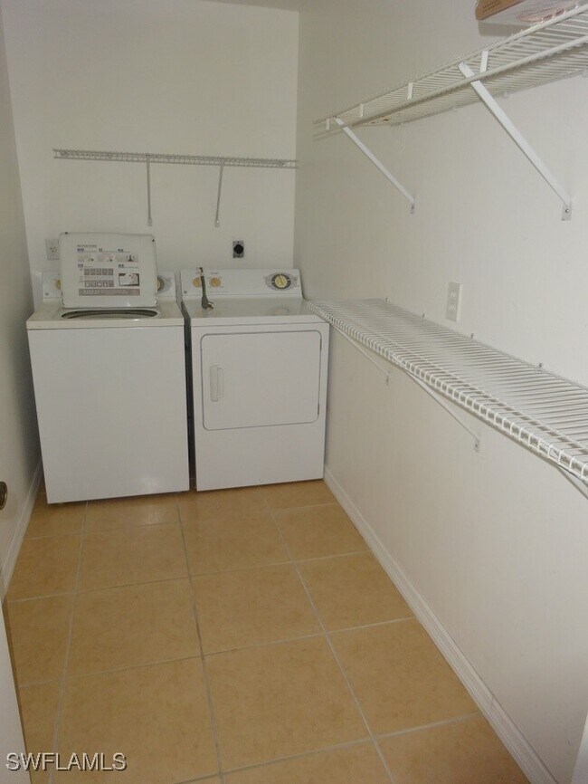 Building Photo - 2637 SW 27th St