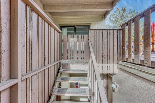Building Photo - Charming 3-Bed Penthouse Condo in Denver w...