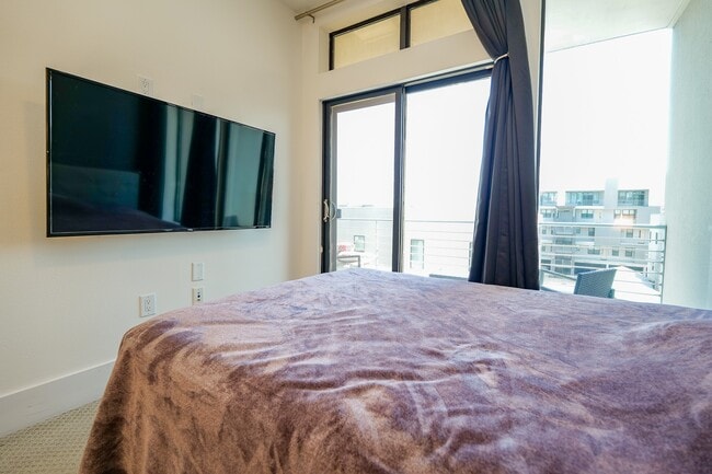 Building Photo - 2401 Crawford St