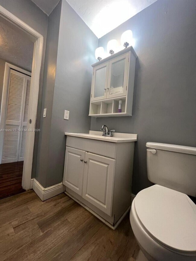 Building Photo - 4050 NE 12th Terrace