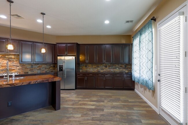 Building Photo - Fabulous Single Story 3 Bedroom Home Conve...