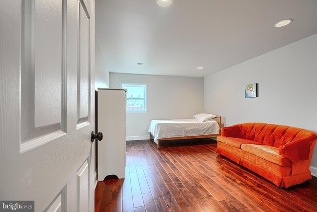 Building Photo - 1730 E Chase St