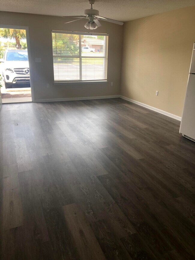 Building Photo - 502 Channel Marker St