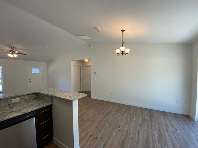 Building Photo - Custom Home - Desirable SW Ocala neighborhood 3/2/2 ** Wont Last**