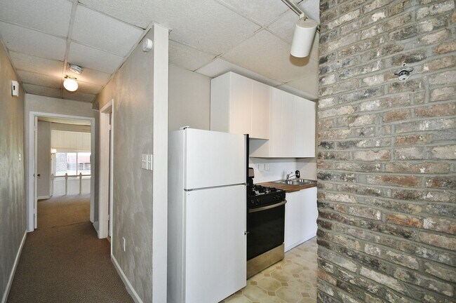 Building Photo - 1606 Bingham St