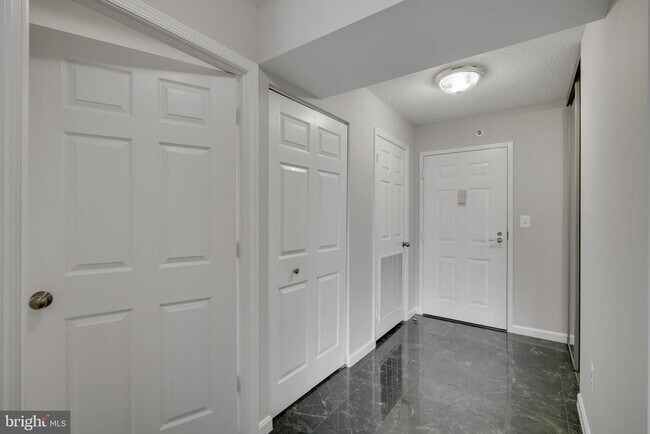 Building Photo - 2181 Jamieson Ave