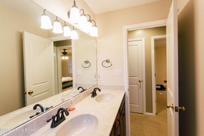 Building Photo - 2417 Ashwood Dr