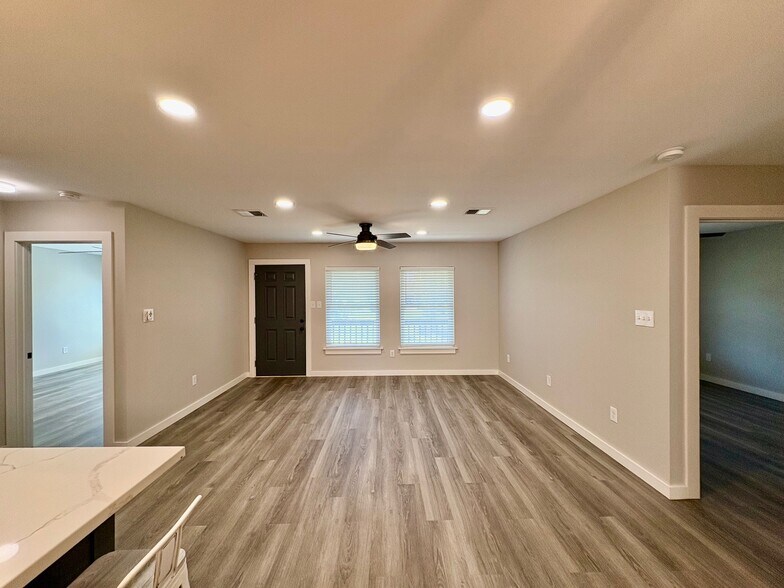 Living - 45263 Stringer Bridge Rd