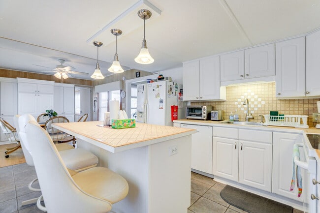 Building Photo - 670 N Green Cir