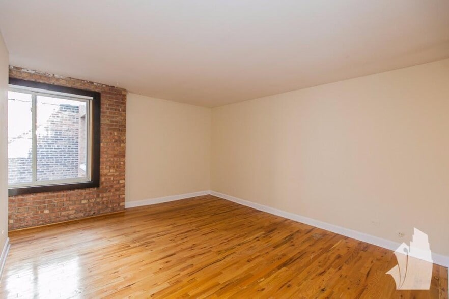 Building Photo - 1220 N La Salle Dr