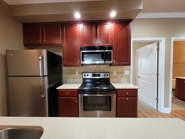 Building Photo - Upscale 3/3 town home in University Green ...
