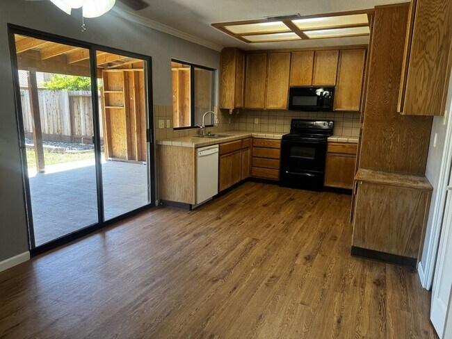 Building Photo - Oakdale Home 3 bedrooms 2 bathrooms