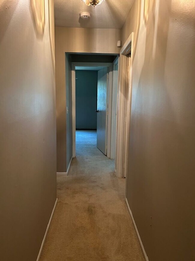 Building Photo - 2500 sq. ft. 4 Bedroom Ranch Home w/Large ...