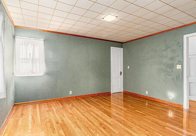 Building Photo - 1205 W Oak Ave