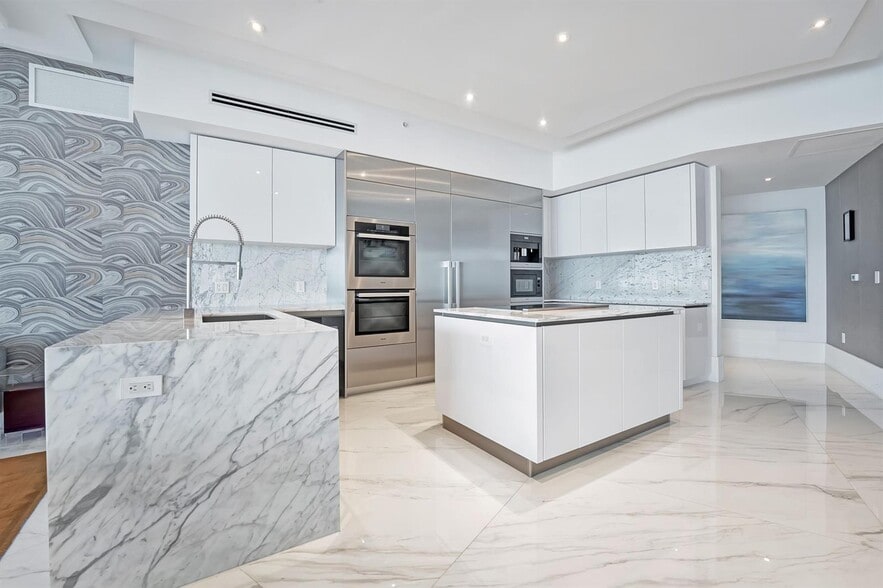 Building Photo - 5000 Island Estates Dr