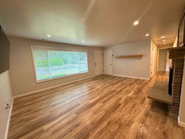 Building Photo - Beautiful Ranch-Style Home in Desirable Sn...
