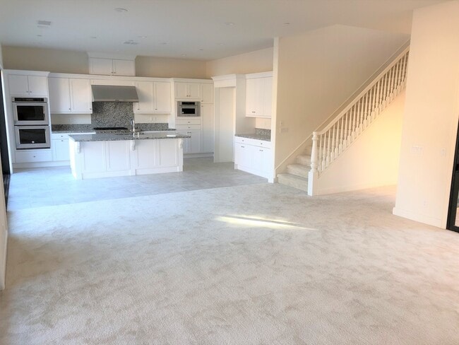 Building Photo - Amazing 5 bedroom home located in desirable Lake Forest community!